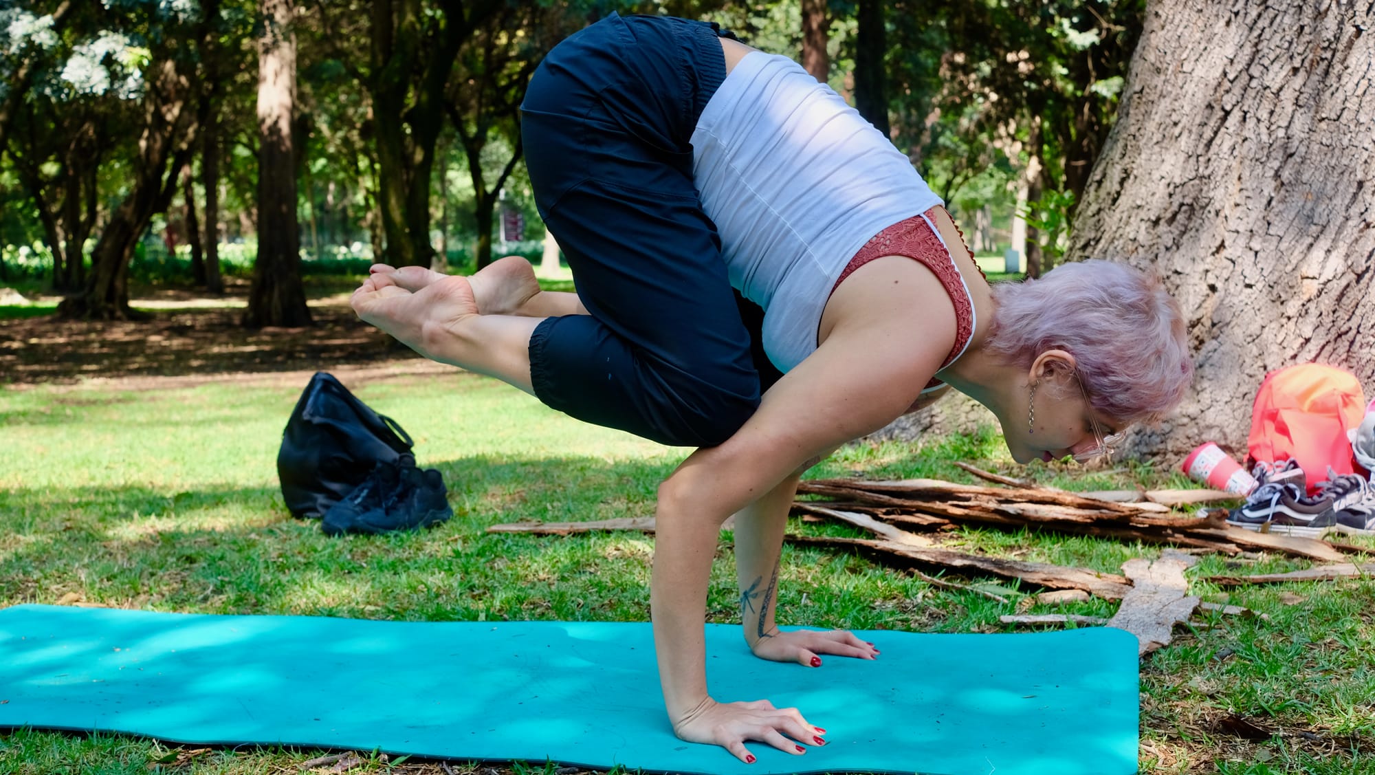 Renatta Bagó en el curso de yoga "La autonomía de nuestro cuerpo", en el Bosque de Chapultepec. CDMX. Foto de Tania Ramos.